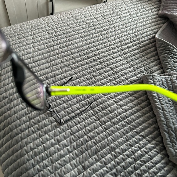 Lacoste black and yellow transition glasses - Picture 4 of 4